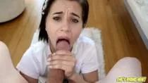 يريد أن يضع قضيبي في فمها ويمتص جنسها