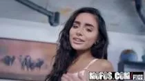 قبلتني بحسي مع شفتيها الكبيرة