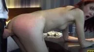 يفقد السيطرة عندما يرى ديك له