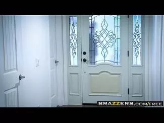 وهو يشعر بالقلق من أن جاره لا يمارس الجنس ويذهب إلى منزلها