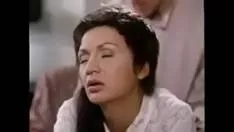 امرأة سمراء ممزقة في كس بواسطة أداة شهوانية