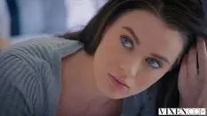 A Nympho تسمح لنفسها بالتنظيم في فمها من قبل رجل يشق طريقه إلى فمها