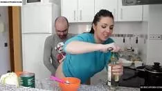 المرأة في الطبخ كس عارية وامتصاص ديك في المطبخ