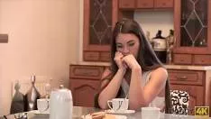 يمارس الجنس مع عشيقته في السرير مع صديقته