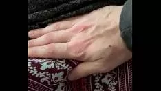 يلعب قليلا مع بوسها ثم يمارس الجنس معها بشكل جيد في فرجها وجمل