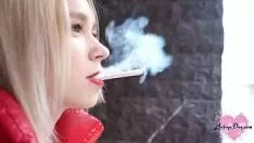 يدفع أموالاً صعبة لامرأة آسيوية لممارسة الجنس الفموي