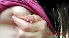 هذه الشابة ذات الحمار المثير والمنتفخ في مزاج للسير بين الزهور