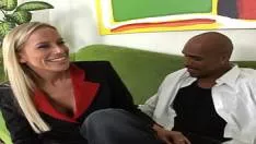 الرجل الأسود لديه الواقي الذكري على قضيبه عندما يمارس الجنس مع هذه الشقراء