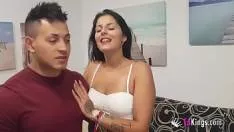 هذه المرأة سمينة جدًا وعجوز وتريد أن يمارس الجنس معها من قبل البعض