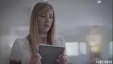 شقراء ذات ثديين كبيرين جدًا تحب أن تتحمس بنفسها