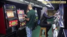 استغل قضيب هذا الرجل الذي يكسب رزقه من الحفلات الجنسية