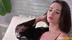 الشابة التي تدلل نفسها بقضيب حبيبها