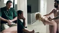 لديها كس ساخن وتريد أن تُظهر للجمهور مدى جودتها