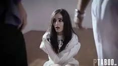 مع دسار ضخم، يجعل صديقته تصرخ من المتعة وتصل إلى النشوة الجنسية لأنها لا تفعل ذلك
