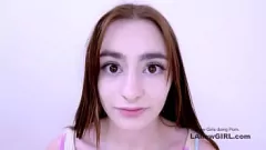 الاختبار الساخن مثليه: امرأة سمراء لطيفة ريس روبنز في حزام على الحركة