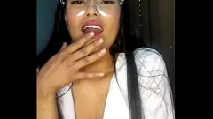 ربة منزل سمراء مثيرة تستمني مع دسار وتبلل للمريض