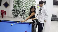 صديق الكولومبي المتعرج يتعلم لعبة البلياردو وينتهي بهم المطاف سخيف زميلها في التمرين