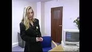 سيدة شقراء يريد أن يمارس الجنس في مكتب رجل يعمل في تكنولوجيا المعلومات