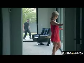 تلتقط الجار صوراً لجارتها وتدعوه إلى غرفة النوم