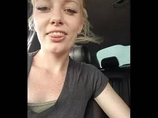 الجنس عن طريق الفم مع شقراء شابة ورجل يقود السيارة