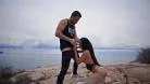 رجل يسحب امرأة في ديك عندما أكون على شاطئ المحيط