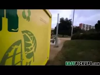 تمتص ديك جيدا وتريد أن يعطيه المال يورو