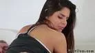رجل ناضج يعلم امرأة شابة لممارسة الجنس
